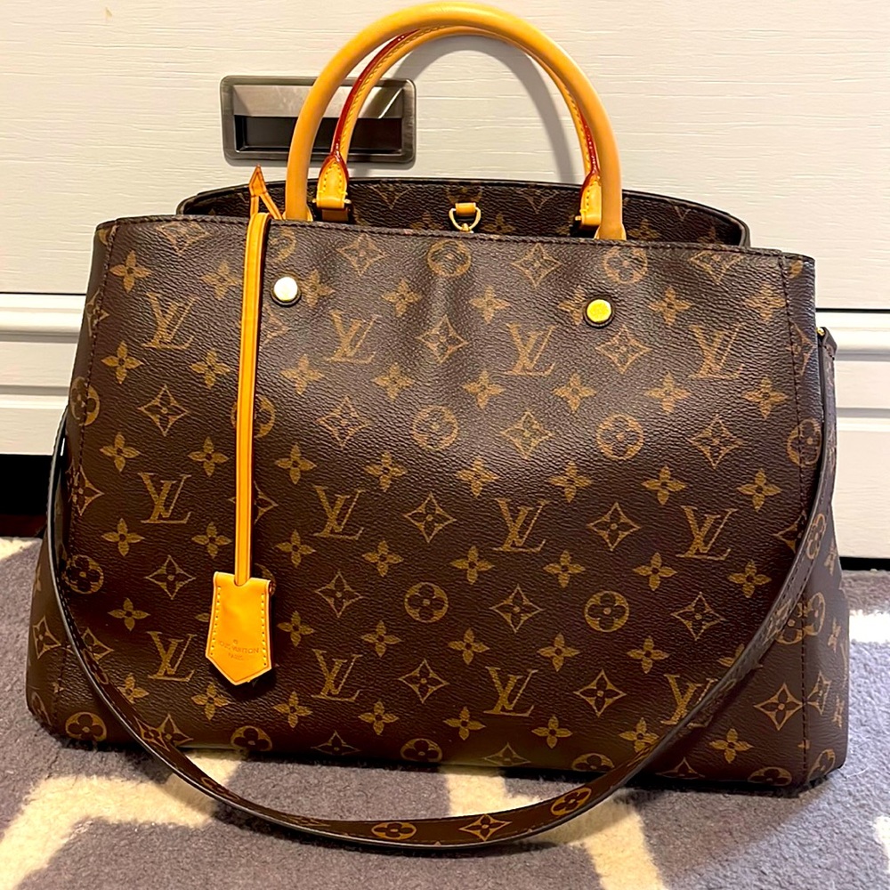 AUTHENTIC: Excellent condition MONTAIGNE GM. Barely used. Comes with dust bag